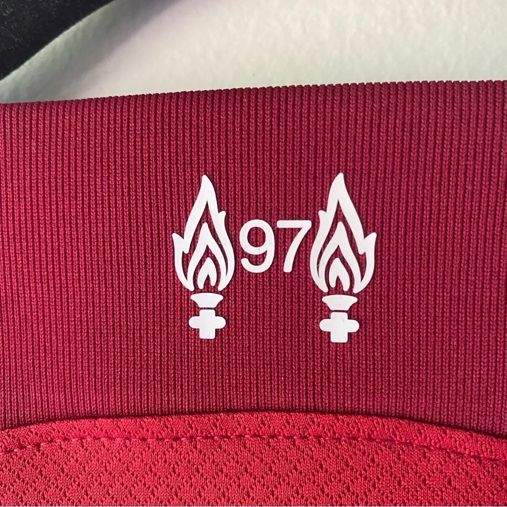 Liverpool FC 22/23 Mo Salah Home Kit - Picture 4 of 7